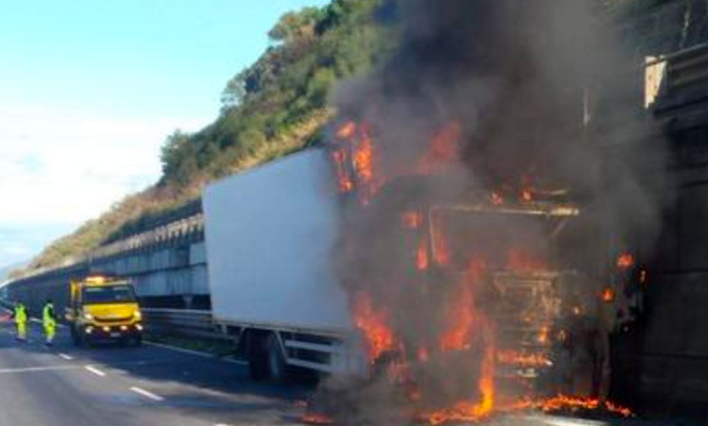 Autocarro in fiamme sull'A2 allo svincolo di Sant'Onofrio, paura in autostrada 