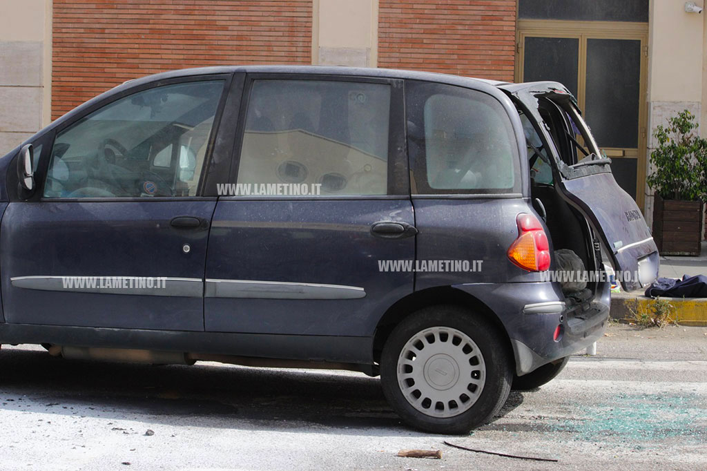 Lamezia, disordini alla stazione di Sant’Eufemia: assalto ad un'auto, lanciato anche fumogeno
