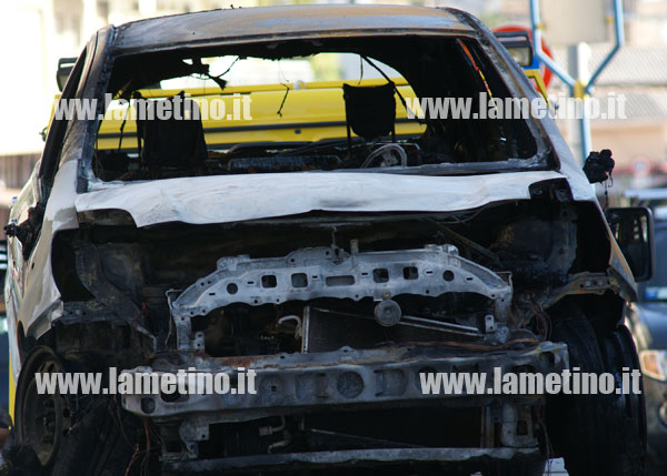 Lamezia: Auto in fiamme in via XX Settembre