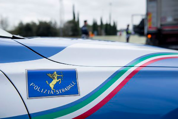 Conducenti a noleggio abusivi smascherati dalla Polizia, 20 denunce e 24 licenze sequestrate tra Calabria e Lazio