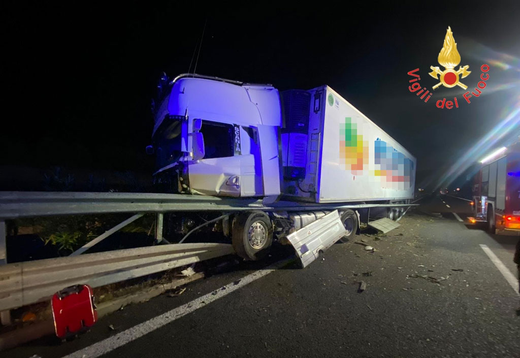 Lamezia, perde controllo autotreno e finisce sull'altra corsia dell'A2: ferito conducente