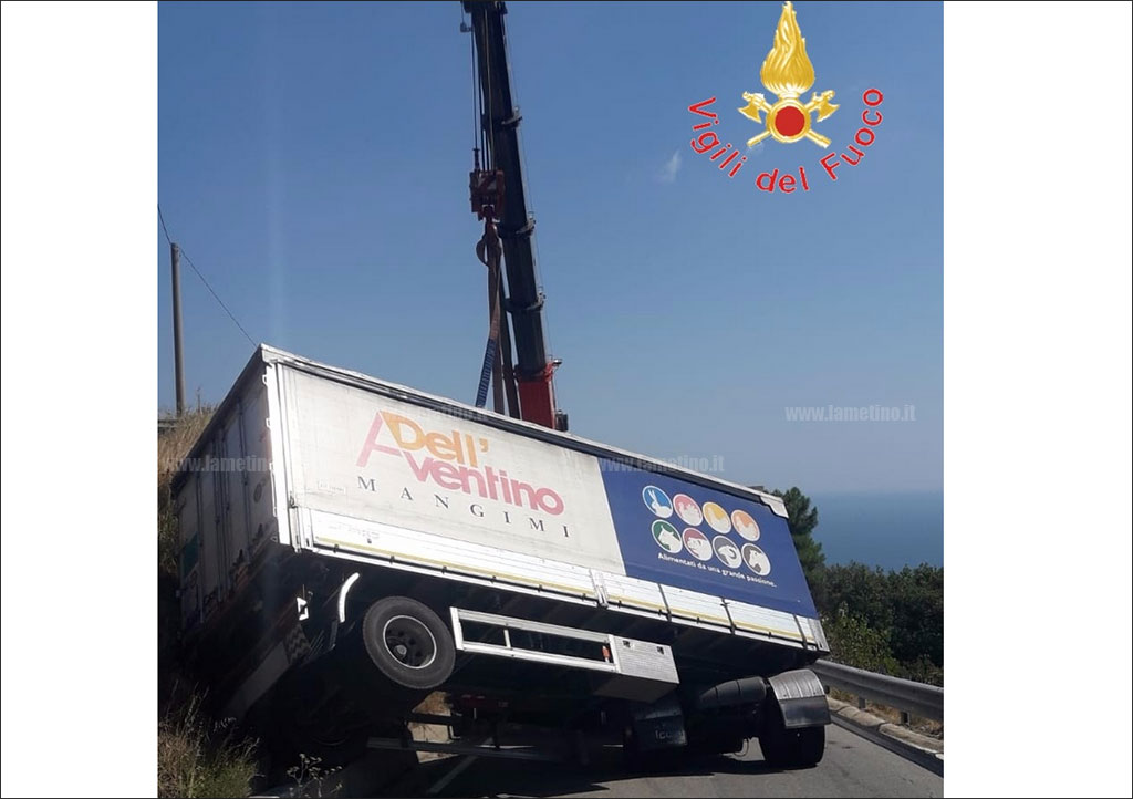 Autotreno si ribalta nel catanzarese, illeso conducente