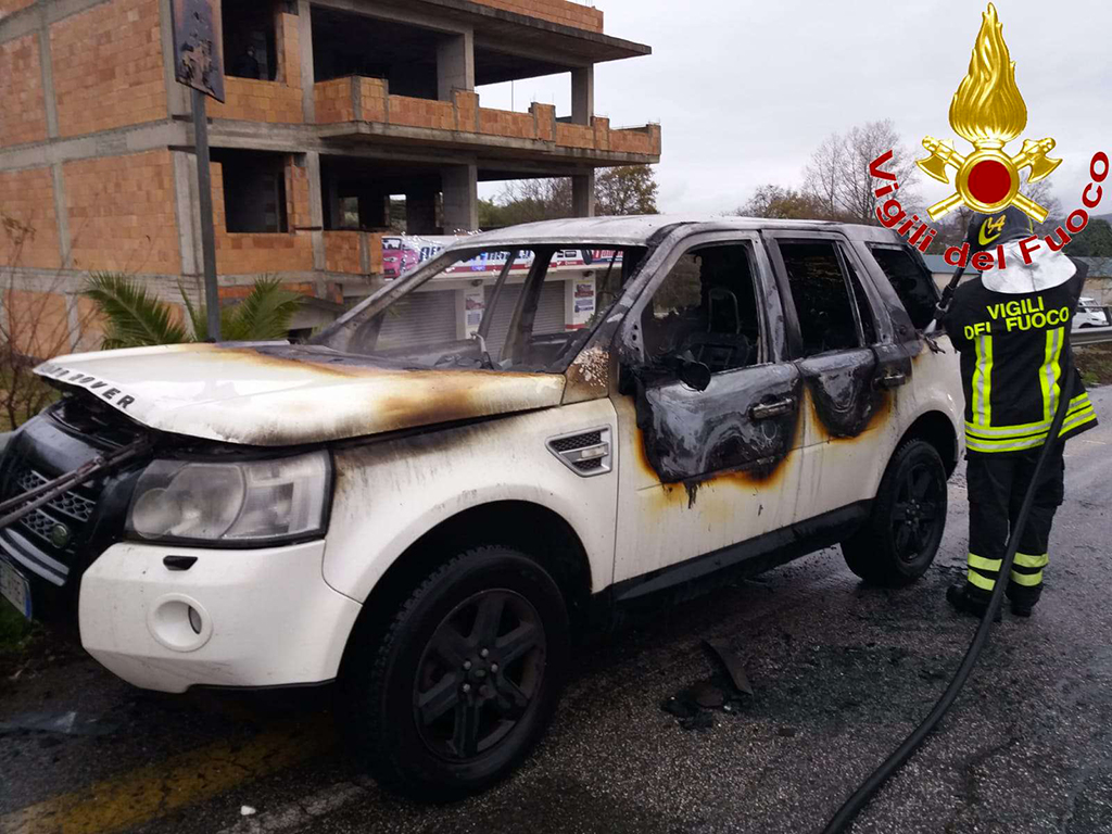 autovettura-santonofrio2-incendiata.jpg