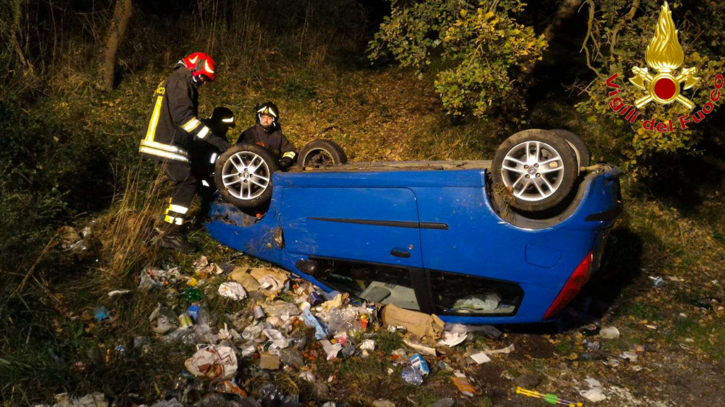 Un’auto ribaltata e 2 in fiamme, interventi dei vigili del fuoco a Vibo