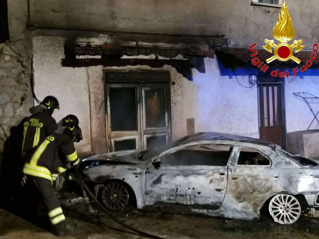 autovettura-tropea-incendio.jpg