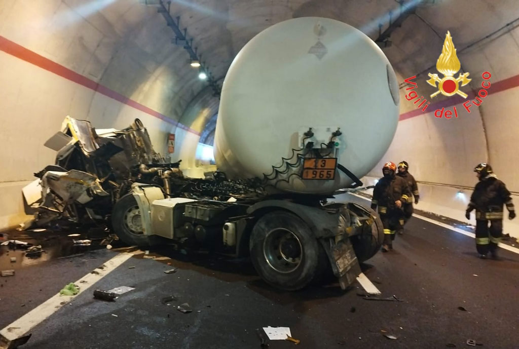 Cisterna di gas si ribalta sull'A2 nel Cosentino, un ferito