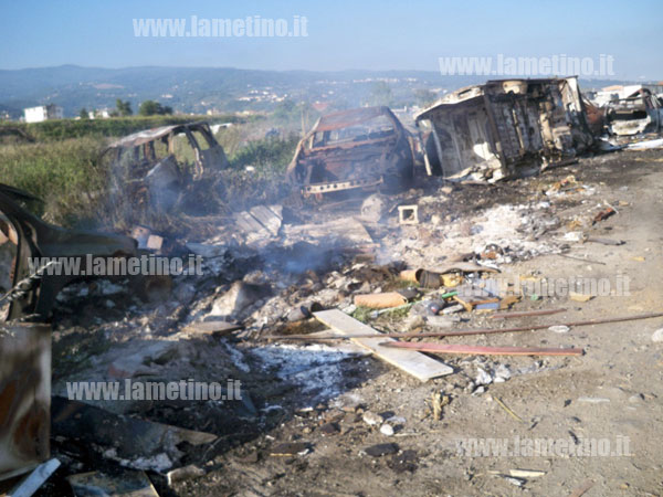 Lamezia: Ancora auto e rifiuti dati alle fiamme all'ingresso del campo Rom