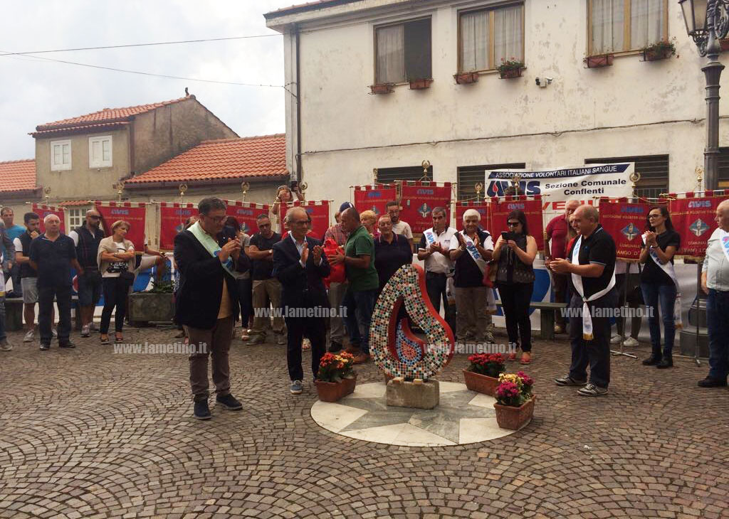 Conclusa giornata Avis in ricordo del donatore defunto a Conflenti, scoperta scultura "Goccia in memoria"