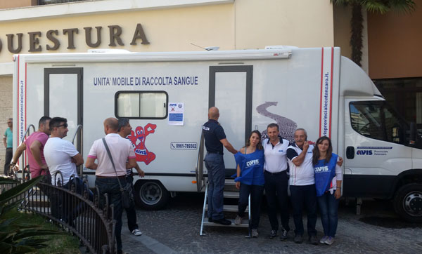 Giornata solidarietà organizzata da Siulp e Avis davanti a questura Catanzaro