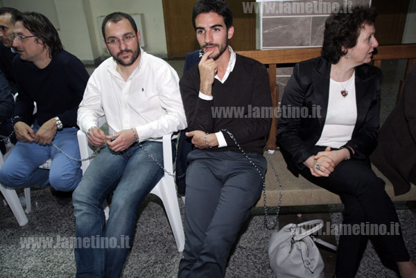 Lamezia: Seconda notte di occupazione tribunale e spuntano catene in caso di sgombero