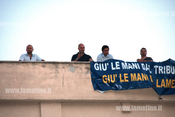 Lamezia: Avvocati salgono sul tetto per protestare contro soppressione Tribunale