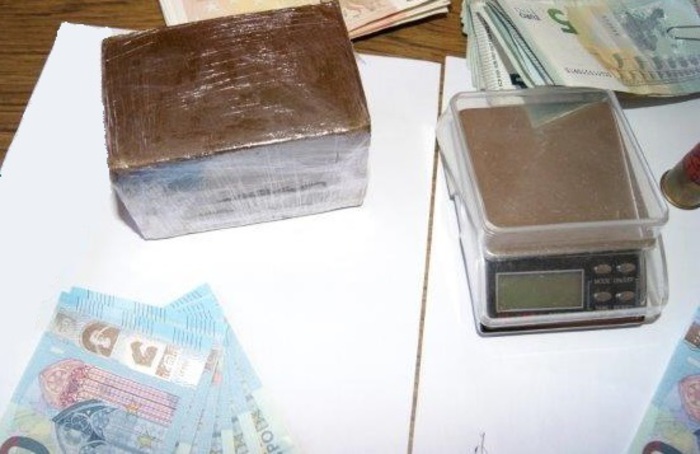 Hashish, banconote false e munizioni in officina del cosentino, ai domiciliari 42enne