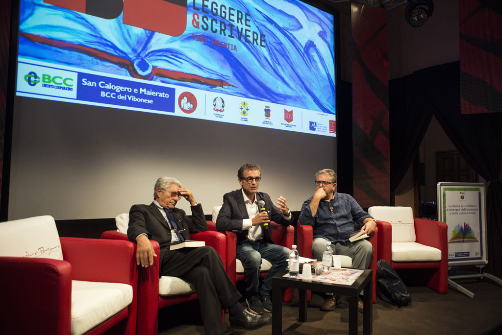 Arcangelo Badolati presenta il suo libro a Leggere&Scrivere, don Ennio Stamile: “Noi sacerdoti dobbiamo rifiutare i soldi della ‘ndrangheta”