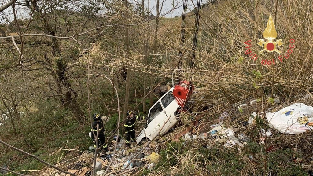 Perde il controllo dell’auto e finisce in burrone a Bagnara Calabra, ferito conducente