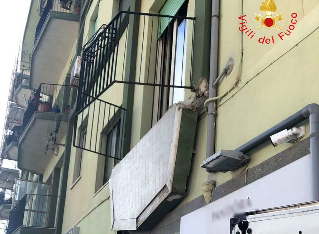 Crolla balcone a Catanzaro Lido, feriti cinque giovani. Procura sequestra appartamento