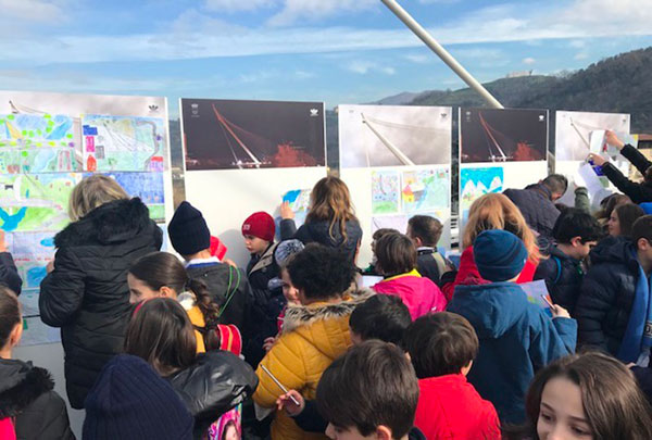 Piccoli studenti visitano ponte Calatrava a Cosenza
