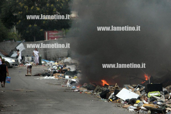 bambini-campo-roma-lamezia-agosto-2013-incendio.jpg