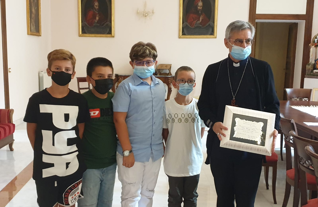 Lamezia, bambini ricordano Padre Puglisi e consegnano disegni al Vescovo e al primo dirigente della Polizia