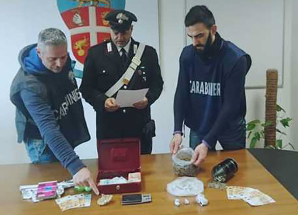 Cocaina nascosta in bambola di porcellana, 2 arresti nel cosentino
