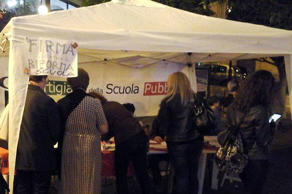Lamezia, ultimi banchetti referendari contro la Buona Scuola di Renzi su corso Nicotera