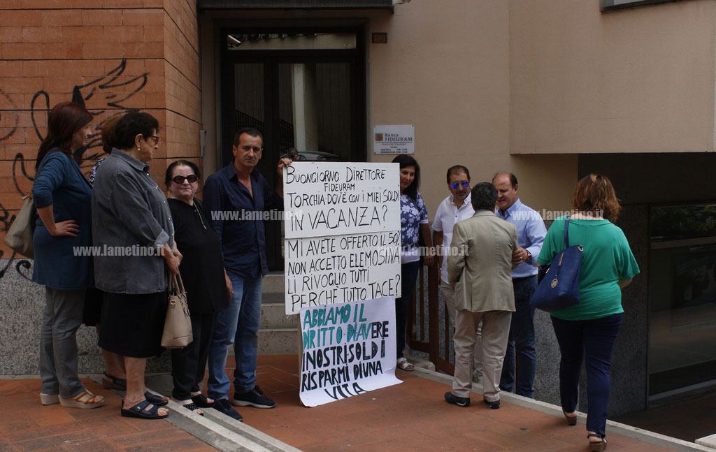 Lamezia, protesta del ‘Comitato truffati Fideuram’ davanti filiale: “Rivogliamo tutti i nostri soldi”