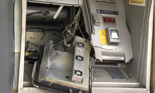 Sradica telecamera sicurezza davanti bancomat, arrestato a Catanzaro 