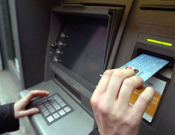 Preleva denaro da bancomat con carta rubata, arrestato