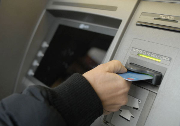 Calabria: Manomettono bancomat con forchetta di plastica, arrestati