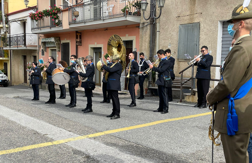 banda7d3f7d1f5_49dd5.jpg