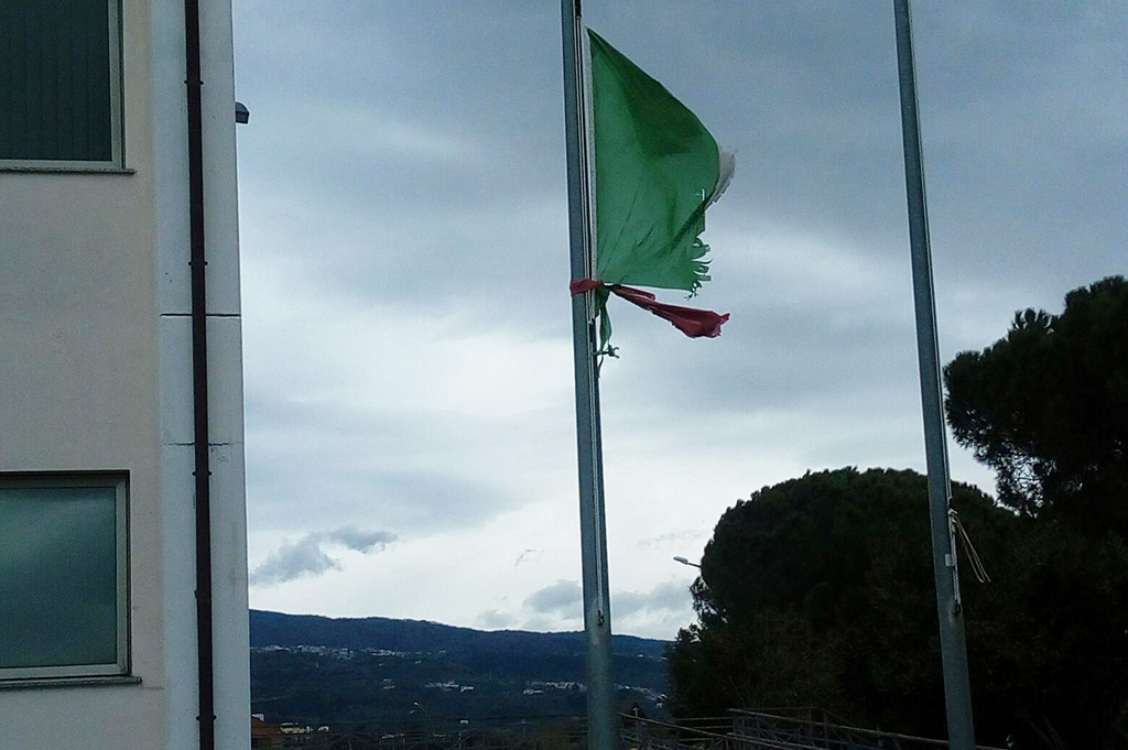 Lamezia, Cristiano: “Comune espone bandiera italiana deteriorata, fatto grave e oltraggioso”
