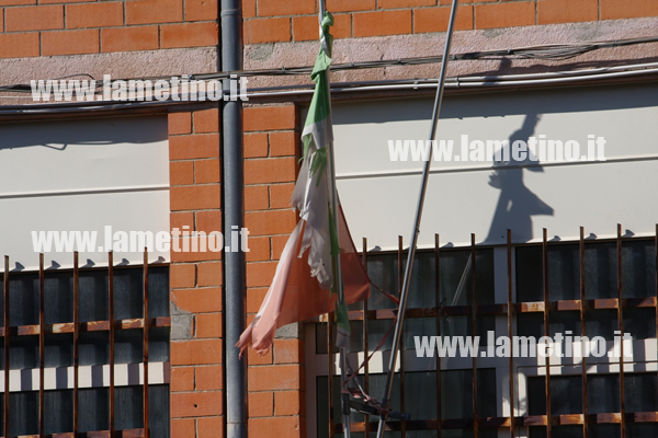 Lamezia: Bandiera italiana logorata davanti scuola cittadina