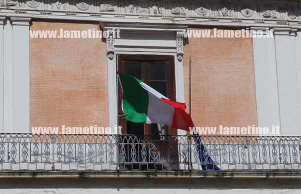 bandiere-a-mezzasta-lutto-cittadino-01.jpg