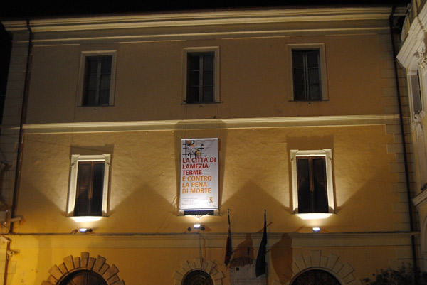 Lamezia: Banner contro la pena di morte esposto su Corso Numistrano