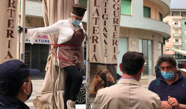 Coronavirus, titolare bar Cosenza s'incatena per protesta: "Si muore più di fame che di pandemia"