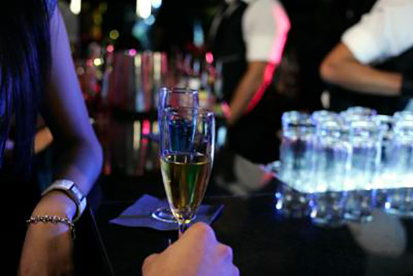 Festeggiavano compleanno in un bar nel Reggino, sanzionati e locale chiuso per 5 giorni