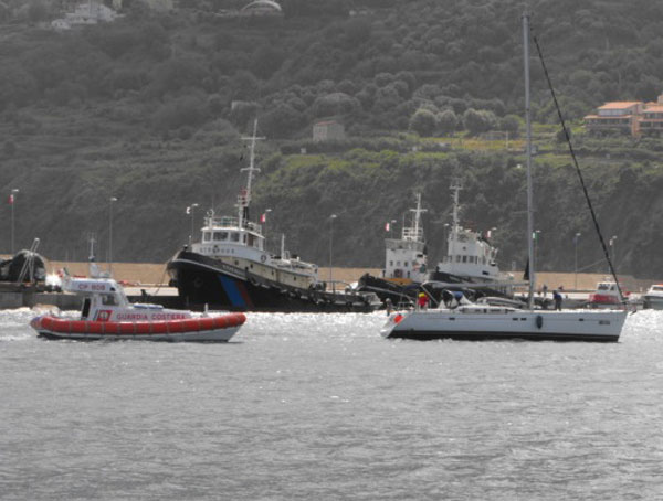Barca a vela in avaria ad Amantea, soccorsi 2 diportisti