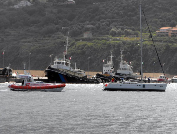 Calabria: barca a vela rischia di affondare recuperata da Guardia Costiera