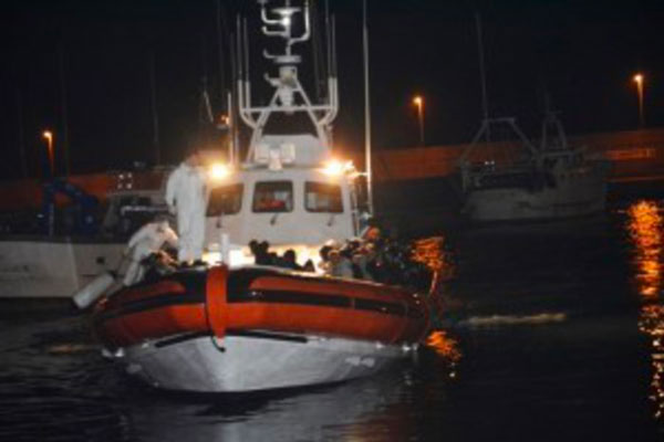 Barca a vela intercettata a largo costa calabrese, a bordo 38 migranti 