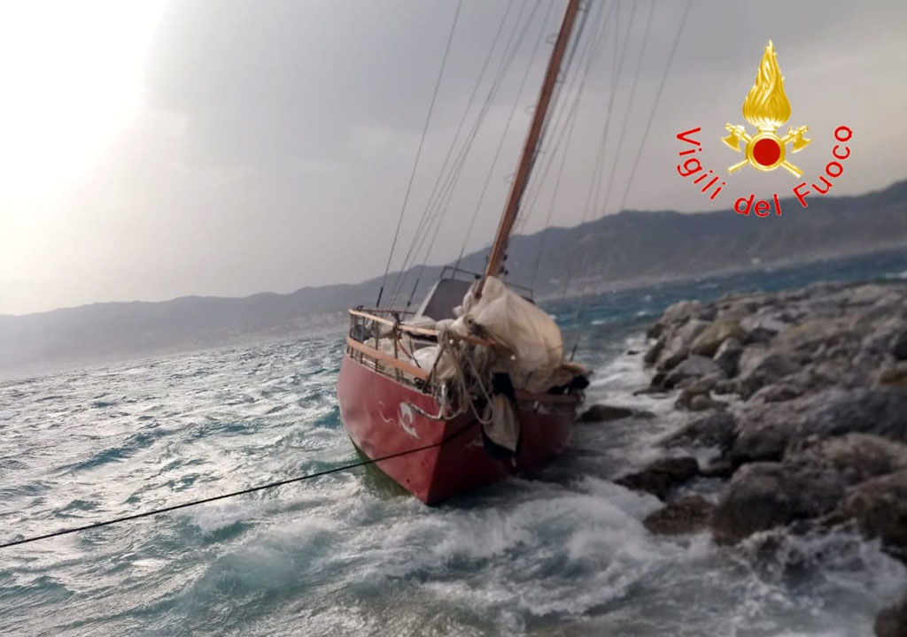 Barca a vela si incaglia tra gli scogli a Villa San Giovanni, in salvo equipaggio