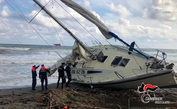 Imbarcazione alla deriva sbarca a Bruzzano Zeffirio, fermati due scafisti