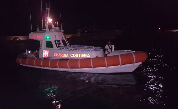 Barca si rovescia e cade in mare, muore 55enne nel cosentino