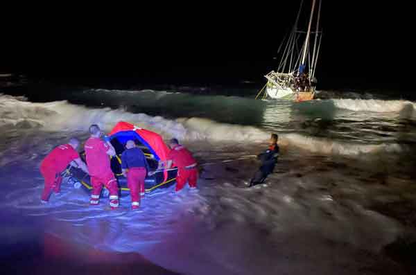 Barca in balia delle onde nel crotonese: soccorsi 75 migranti
