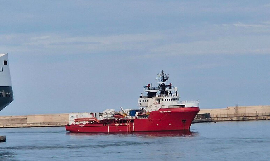 Nave Ocean viking arriva in porto di Bari con 244 migranti, alcuni saranno trasferiti in Calabria