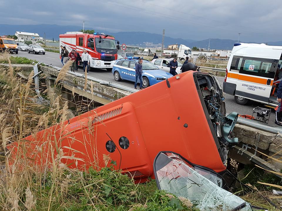Autobus si ribalta su SS 106 nei pressi di Corigliano, muore 20enne
