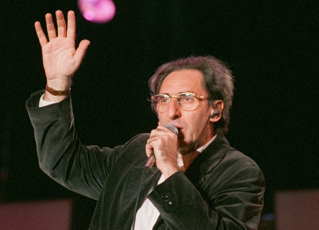 La salma di Battiato giunta in Calabria dove sarà cremata