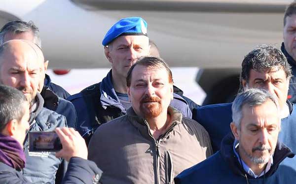 Arresto Battisti, polemiche dopo dichiarazioni del docente Caruso: "Via da università di Catanzaro"