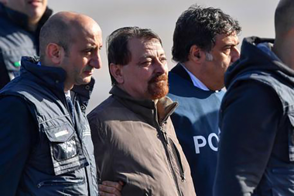 Oltraggio e resistenza alla polizia penitenziaria, Cesare Battisti indagato in Calabria