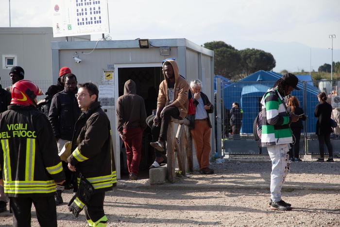Ennesimo rogo a San Ferdinando, il Viminale propone altri 30 moduli abitativi