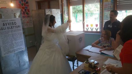 Al seggio in abito bianco, neosposa catanzarese non manca al voto