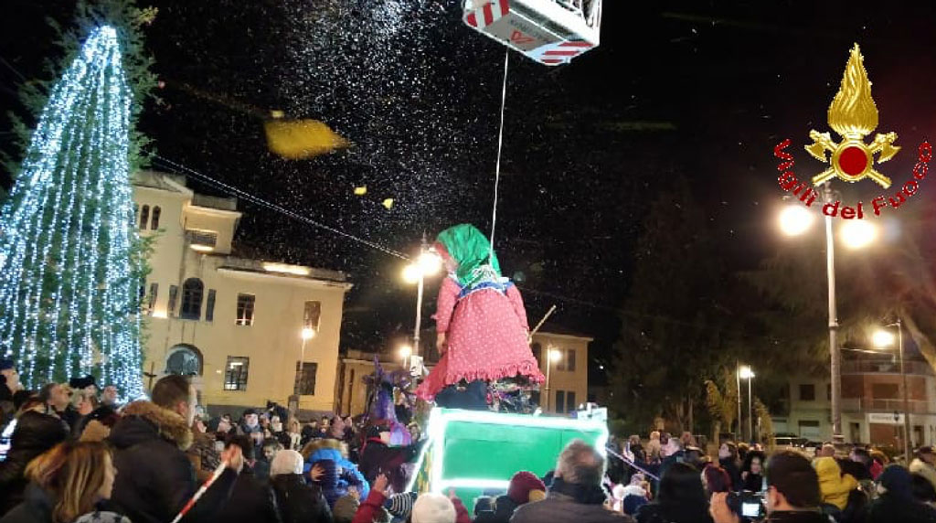 La befana dei Vigili del fuoco scende dalla torre campanaria del municipio di Vibo